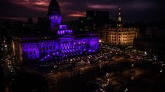 El Congreso iluminado con luces violetas.