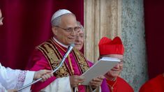 León XIV dio su primer mensaje en italiano y en español. León XIV dio su primer mensaje en italiano y en español.