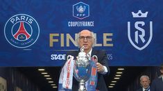 Carlos Bianchi con la Copa de Francia en sus manos. Carlos Bianchi con la Copa de Francia en sus manos.