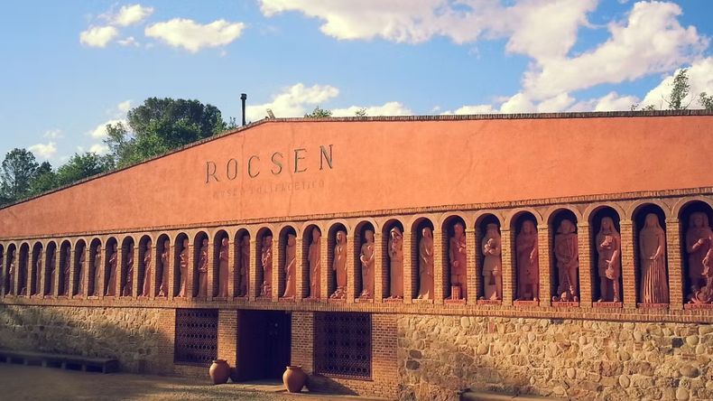 El Museo Polifacético Rocsen tiene en su fachada 49 estatuas de figuras históricas