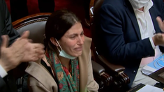 Camila Crescimbeni no pudo contener la emoción ante los aplausos por haber estado presente en un momento personal difícil.