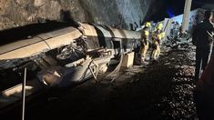 Parte de uno de los trenes cayó por un talud de 4 metros. Parte de uno de los trenes cayó por un talud de 4 metros.