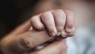 La madre manifestó que la hermanita de la beba se cayó encima.