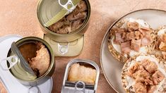 El pescado en lata es más económico que el fresco. El pescado en lata es más económico que el fresco.