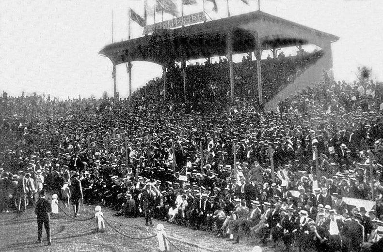 La tribuna oficial del estadio de Sportivo Barracas, sobre el lateral de la calle Luzuriaga. Ya puede verse el alambrado olímpico instalado.