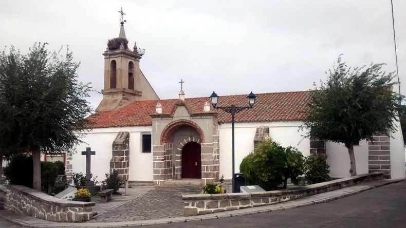 A diferencia de la monumental capital cordobesa, aquí el encanto reside en lo cotidiano: calles silenciosas, comercios básicos y una vida vecinal que mantiene intacto el espíritu de antaño.