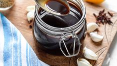 La alternativa de moda es la Worcestershire sauce (conocida también como salsa inglesa), una mezcla elaborada con vinagre, melaza, especias y anchoas. Una combinación que brinda un toque dulce y salado que penetra en la carne.