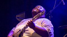Kingfish Ingram descolló en su debut porteño con un repertorio de composiciones propias. Kingfish Ingram descolló en su debut porteño con un repertorio de composiciones propias.