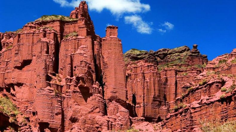 El Parque Nacional Sierra de las Quijadas, situado en el noroeste de la provincia de San Luis, Argentina, invita a sumergirse en un universo de impresionantes formaciones rocosas moldeadas a lo largo de millones de años.
