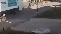 Un video captó el momento en que la joven barrendera es atropellada por un camión de basura. Un video captó el momento en que la joven barrendera es atropellada por un camión de basura.