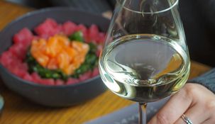 &nbsp;Aunque la cerveza y el sake suelen acompañar tradicionalmente este plato japonés, los vinos blancos ofrecen una alternativa refinada que realza la frescura del pescado crudo y el equilibrio del arroz.&nbsp;