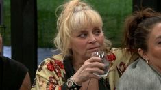 Divina Gloria tuvo que ser trasladada a un hospital. Divina Gloria tuvo que ser trasladada a un hospital.