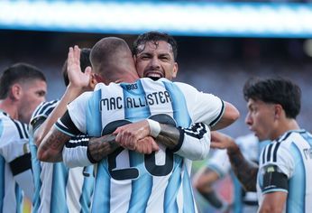 Los jugadores de la Selección argentina celebran el gol de Alexis Mac Allister.
