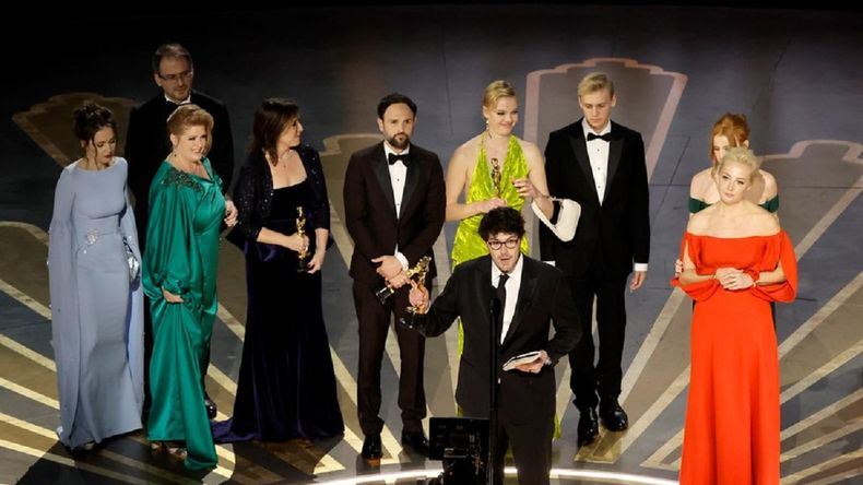 Una gran cantidad de integrantes se subió al escenario a recibir el premio.