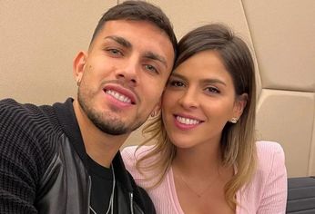El futbolista de la Selección Argentina junto a su esposa.