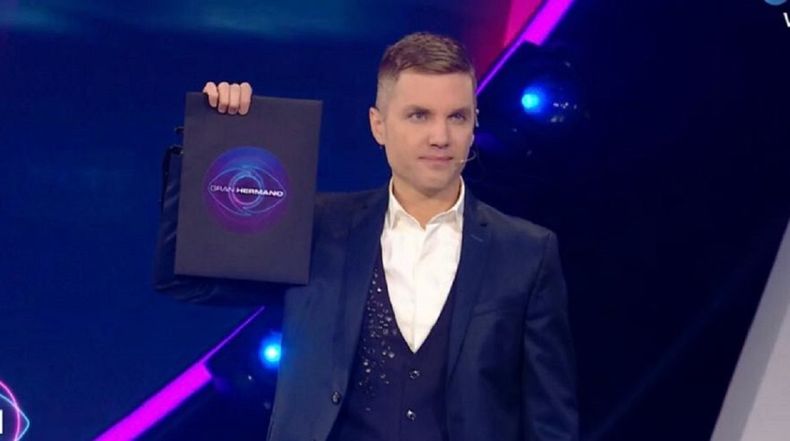 Seguidores de Gran Hermano 2022 acusan a Santiago del Moro de encubrir a la producción.