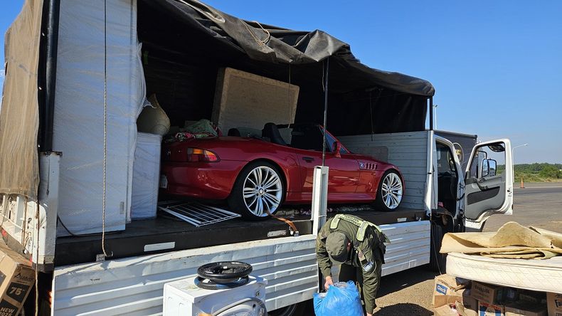 Secuestraron un auto BMW de casi $100 millones que estaba en un camión de mudanza.