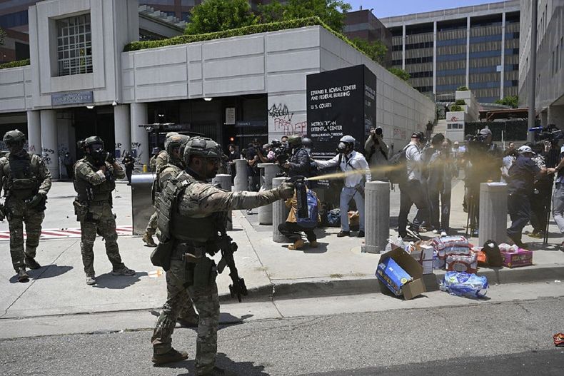 Las protestas contra la política inmigratoria comenzaron el sábado en el sur de Los Ángeles.