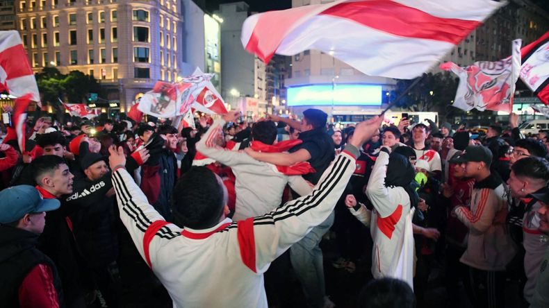 Los hinchas de River se concentraron en el Obelisco para gritar Dale Campeón