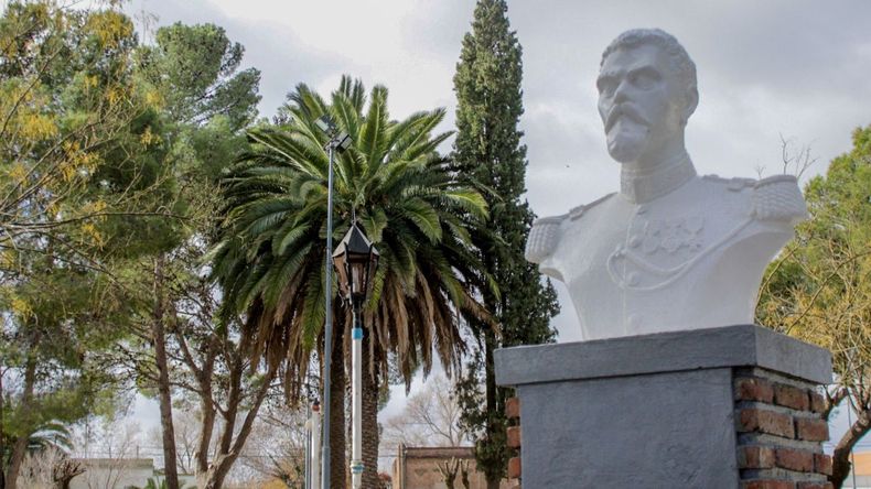 Los visitantes pueden recorrer museos, fortines y espacios verdes, disfrutando de la riqueza cultural y natural que ofrece Argentina.
