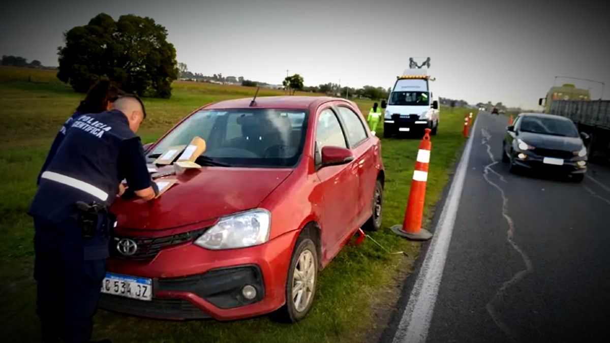 Tragedia en la ruta: un docente paró a cambiar una rueda y murió atropellado por un camión