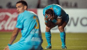 Los compañeros de Silva no podían creer el gol que se perdió.