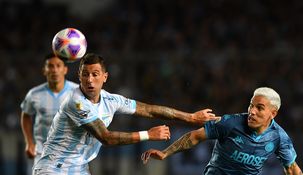 Copetti festeja su gol, tras el error de Lampe.
