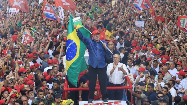 Lula da Silva venci&oacute; a Fl&aacute;vio Bolsonaro en el balotaje presidencial y tendr&aacute; su cuarto mandato como jefe de Estado en Brasil.&nbsp;