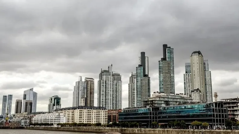 Este domingo se presenta en la ciudad de Buenos Aires y alrededores con cielo parcialmente nublado.