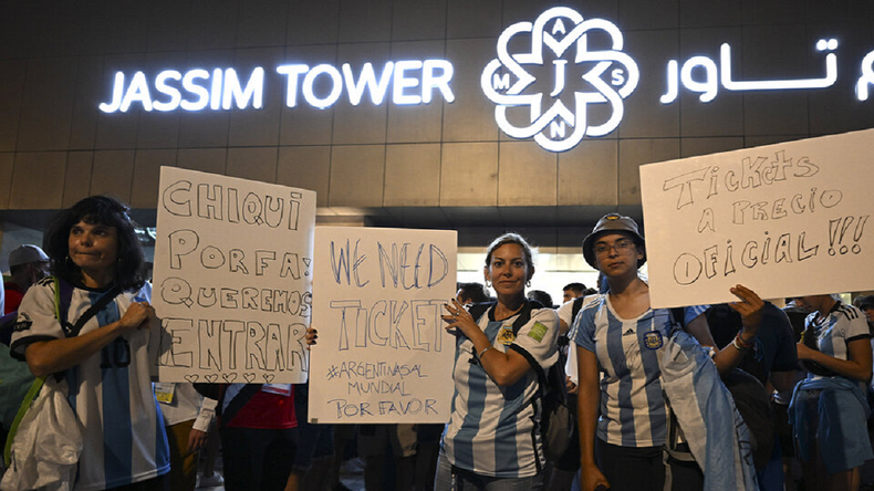 El reclamo de Natalia y unos 400 hinchas argentinos en Qatar.