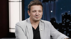 Jeremy Renner mostró cómo quedó tras el accidente.