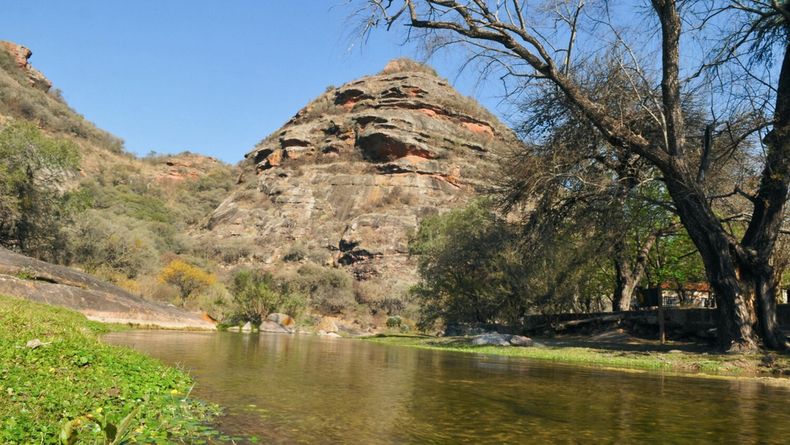 El río Los Tártagos atraviesa el área protegida y suma paisajes naturales al recorrido histórico.