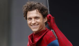 Más allá de los problemas legales, lo cierto es que el trepamuros se ha convertido en el motor narrativo de muchas historias del multiverso Marvel. Su carácter cercano, siempre atrapado entre la vida cotidiana y las amenazas cósmicas, lo convierte en el héroe perfecto. Más allá de los problemas legales, lo cierto es que el trepamuros se ha convertido en el motor narrativo de muchas historias del multiverso Marvel. Su carácter cercano, siempre atrapado entre la vida cotidiana y las amenazas cósmicas, lo convierte en el héroe perfecto.