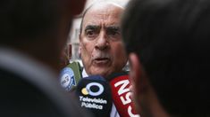 Francos le pidió a su equipo que trabaje en el documento. Francos le pidió a su equipo que trabaje en el documento.