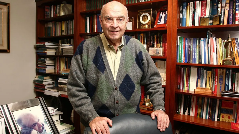 Domingo Felipe Cavallo, exministro de Economía, reapareció con un artículo en su blog personal.