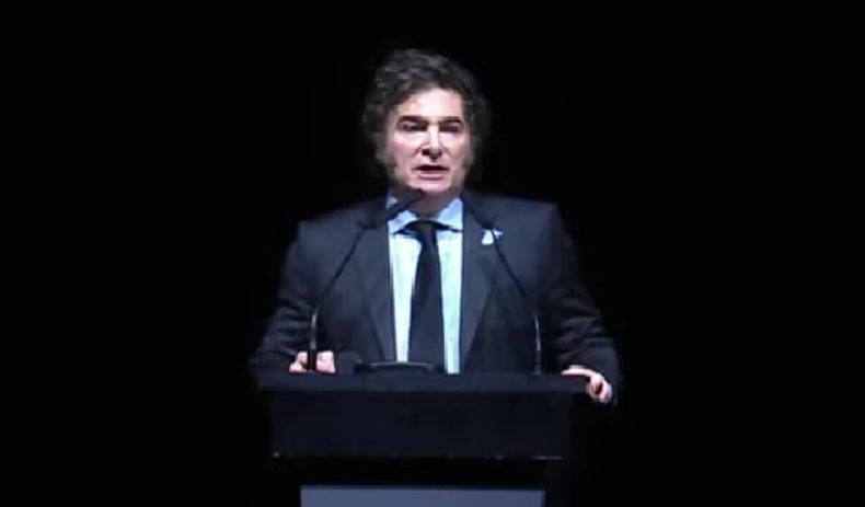 El mandatario abrió el acto con un mini-recital en vivo con entradas agotadas.