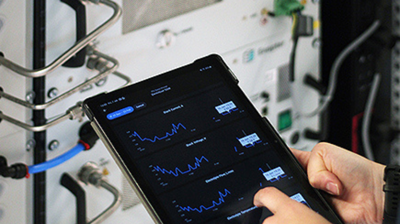 El calefactor puede gestionarse y monitorearse en tiempo real desde una aplicación móvil, optimizando su rendimiento energético.