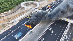 Manifestantes cortaron la autopista Ayalon de Tel Aviv y otras rutas del país. Manifestantes cortaron la autopista Ayalon de Tel Aviv y otras rutas del país.