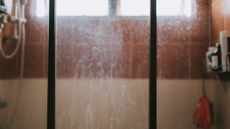 Cómo limpiar la mampara de la ducha