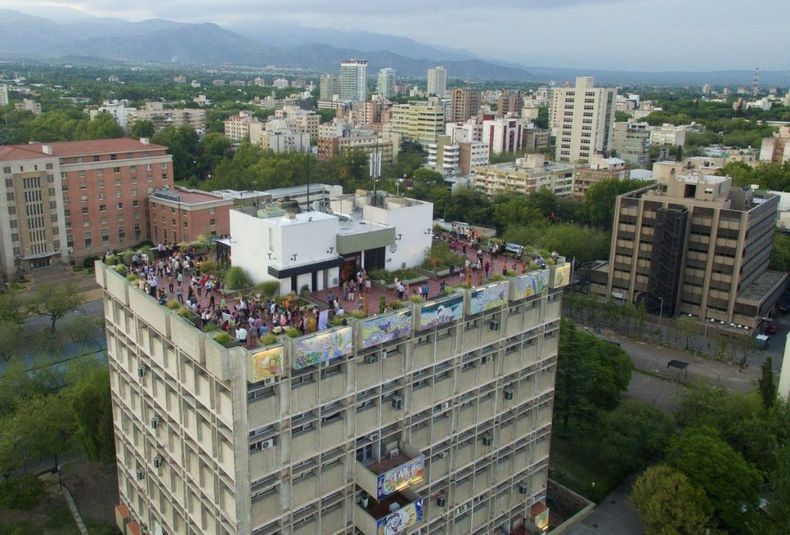 Un edificio que te permite ver una panorámica de toda la ciudad de Mendoza.