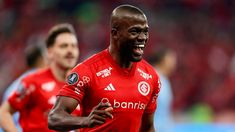 Valencia convirtió los dos goles del triunfo.