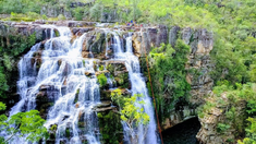 Las aguas cristalinas de Chapada dos Veadeiros invitan a un descanso después de largas caminatas entre cascadas. Las aguas cristalinas de Chapada dos Veadeiros invitan a un descanso después de largas caminatas entre cascadas.