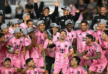Messi levanta la copa de la Conferencia Este, primero en la historia de Inter Miami.