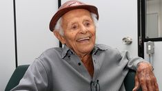 Sostiene que la clave está en mantenerse ocupado, comer bien y no perder el contacto con lo que hacer. Sostiene que la clave está en mantenerse ocupado, comer bien y no perder el contacto con lo que hacer.