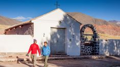 En Salta hay un pueblito detenido en el tiempo que tiene volcanes y una caverna.