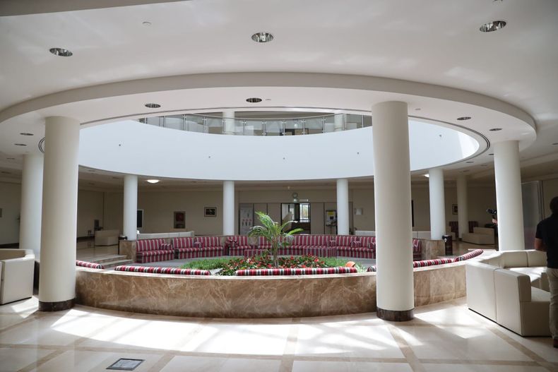 El campus está ubicado a solo 20 kilómetros del Aeropuerto de Doha.