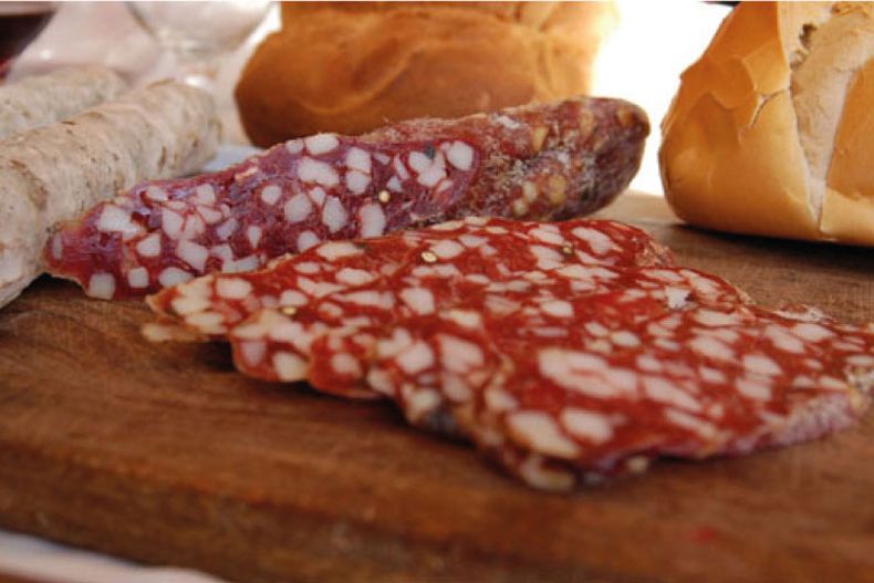 La Casona del Fiambre es uno de los lugares más reconocidos de Agustín Roca para disfrutar de embutidos artesanales y comidas tradicionales.