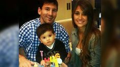 Messi le festejó su primer cumpleaños a Thiago, y en familia soplan las velitas Messi le festejó su primer cumpleaños a Thiago, y en familia soplan las velitas