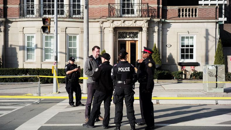 La Policía de Toronto custodia el consulado estadounidense tras el ataque a tiros.&nbsp;