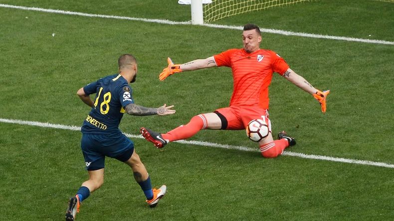 Franco Armani en una de las atajadas más recordadas por los hinchas de River ante Benedetto.&nbsp;